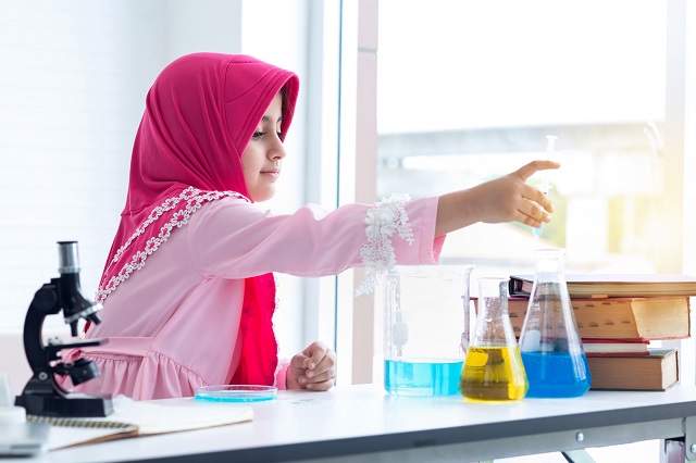 Asian,Muslim,Little,Girl,Doing,A,Chemical,Experiment,In,Laboratory
